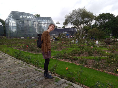 madi standing in front of the tropicario at the jardín botánico